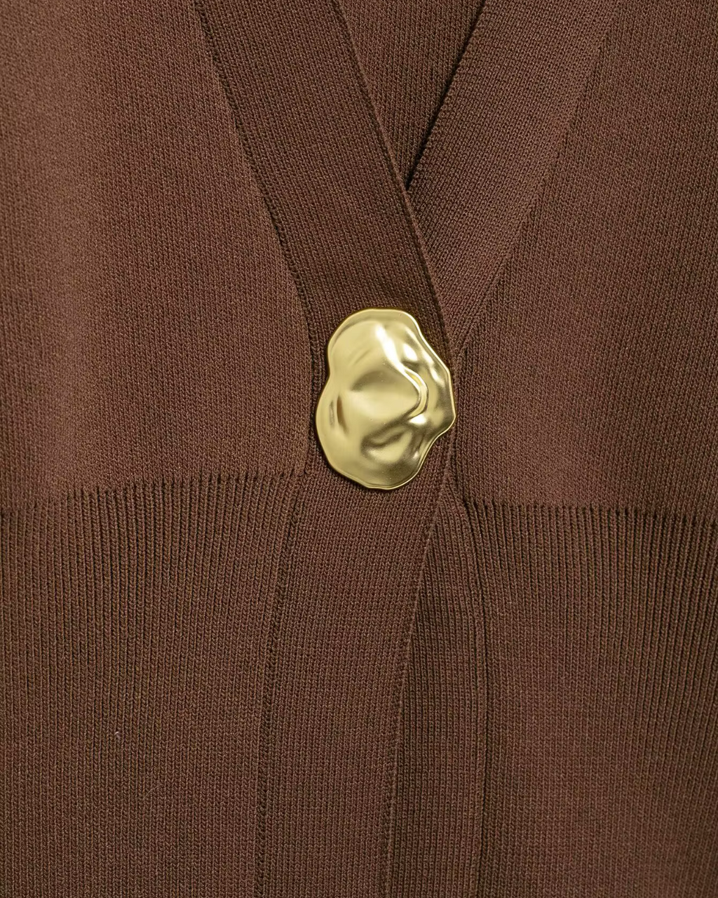 Bruin Gebreid Damesvest met Gouden Knoop