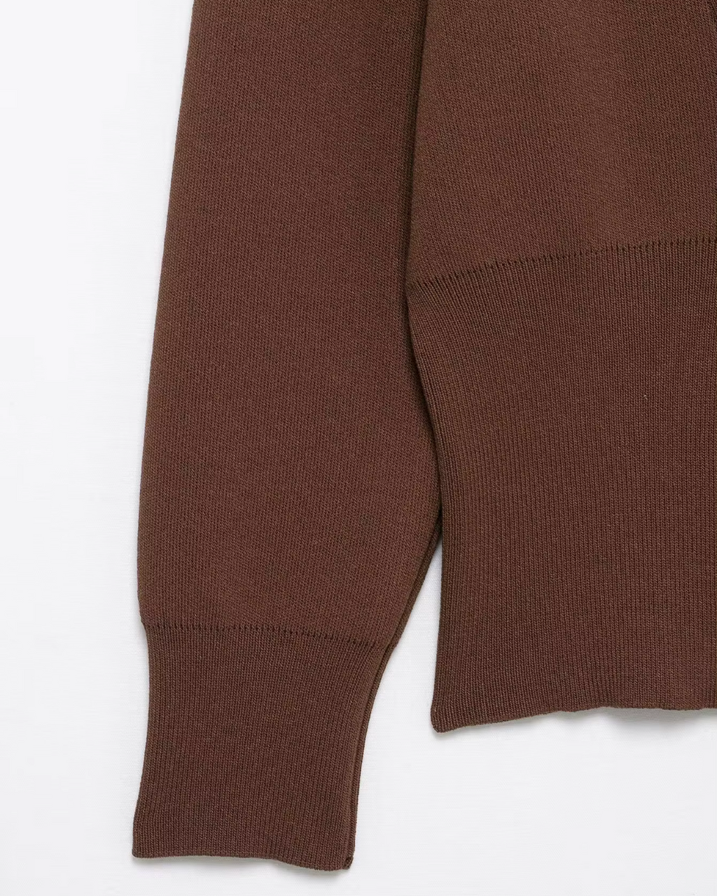 Bruin Gebreid Damesvest met Gouden Knoop