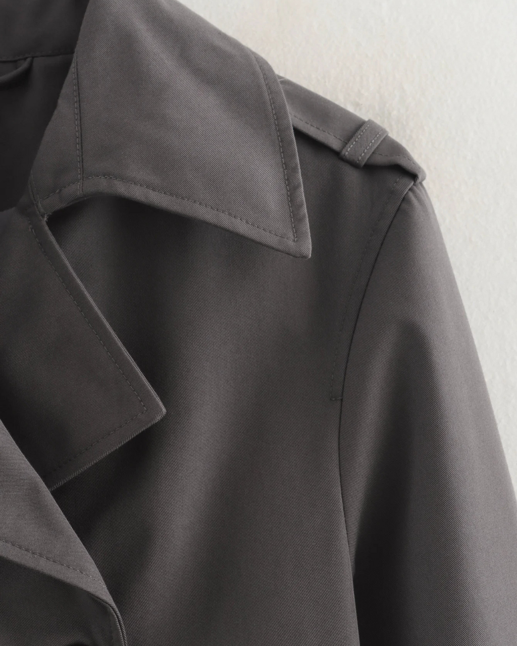 Grijze Cropped Trenchcoat met Dubbele Knopen