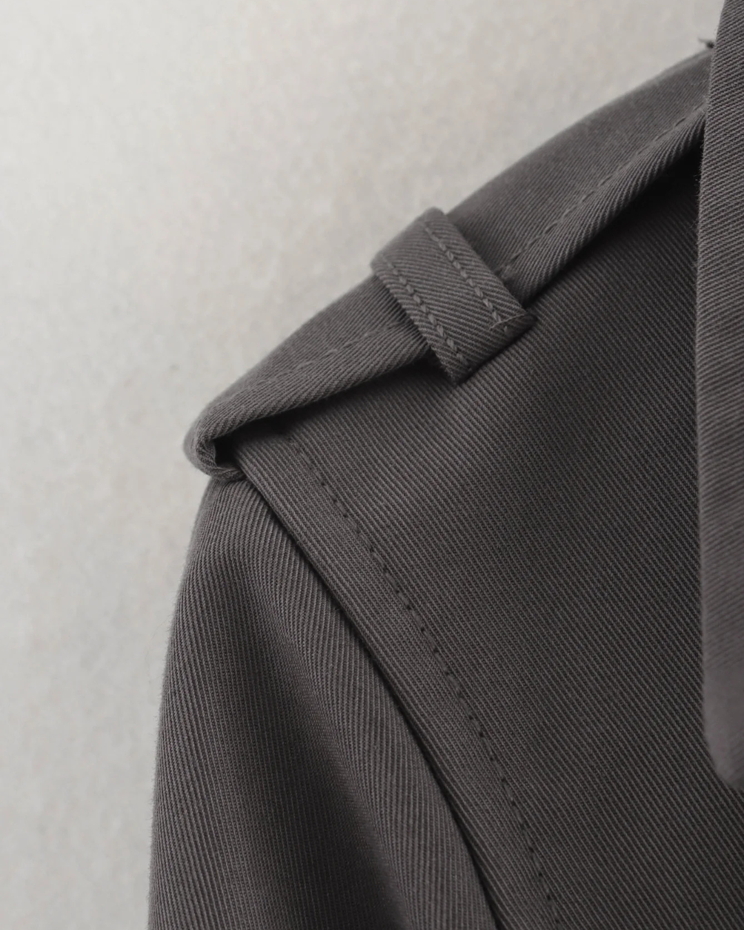 Grijze Cropped Trenchcoat met Dubbele Knopen