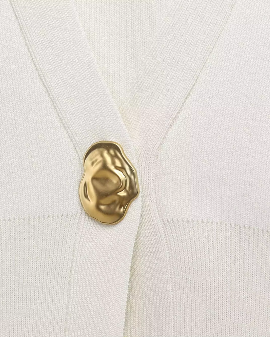 Wit Gebreid Damesvest met Gouden Knoop