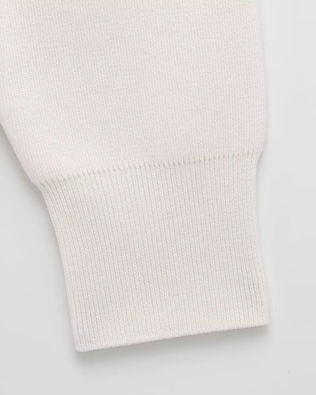 Wit Gebreid Damesvest met Gouden Knoop