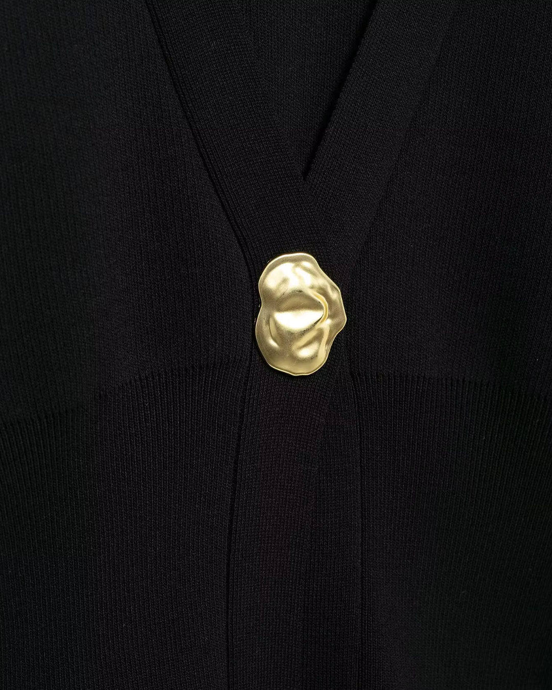 Zwart Gebreid Damesvest met Gouden Knoop