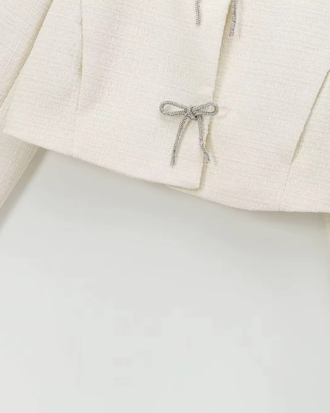Crème Tweed Jasje Dames – Cropped Jasje met Strikjes & Ronde Kraag
