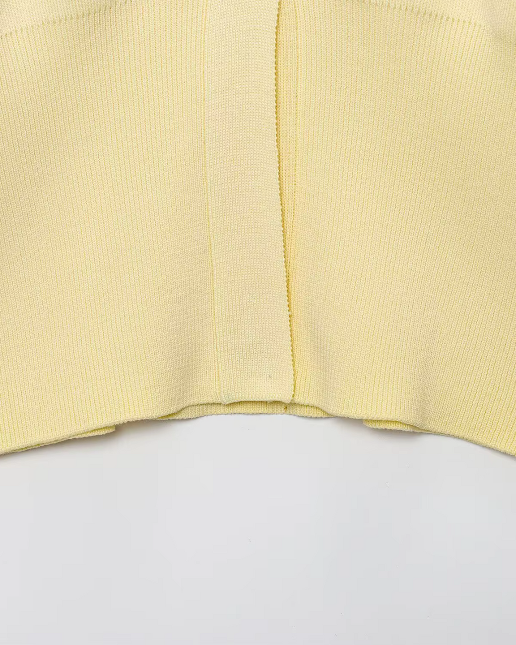 Geel Gebreid Damesvest met Gouden Knoop