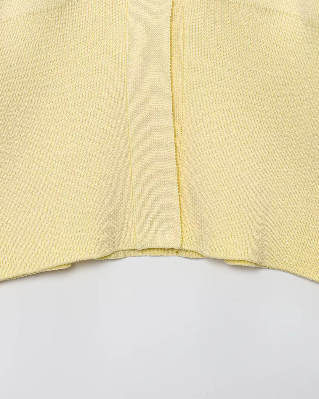 Geel Gebreid Damesvest met Gouden Knoop
