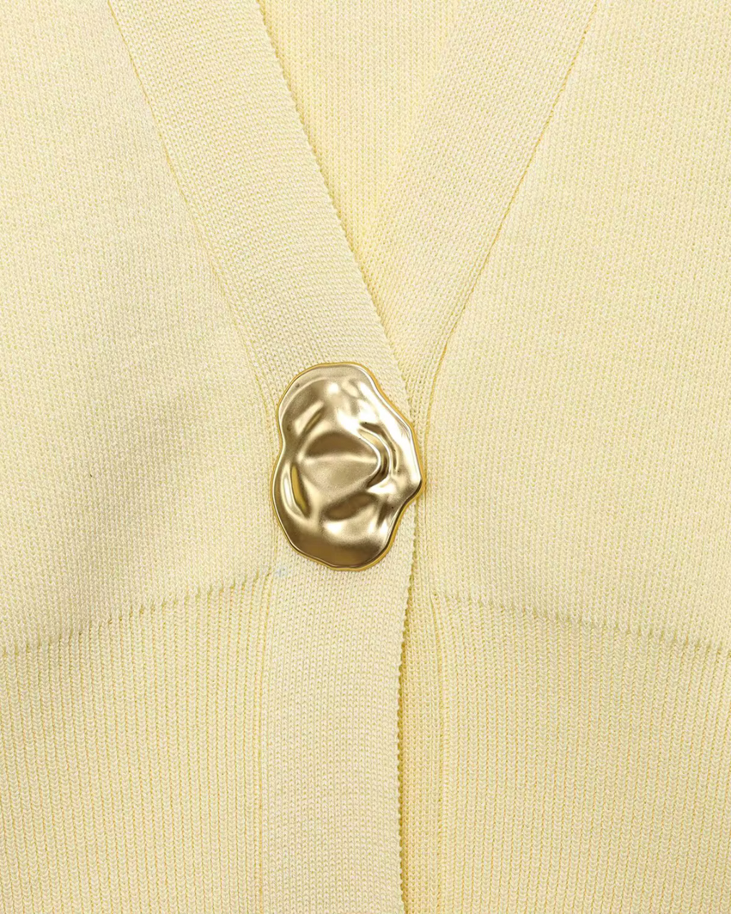 Geel Gebreid Damesvest met Gouden Knoop