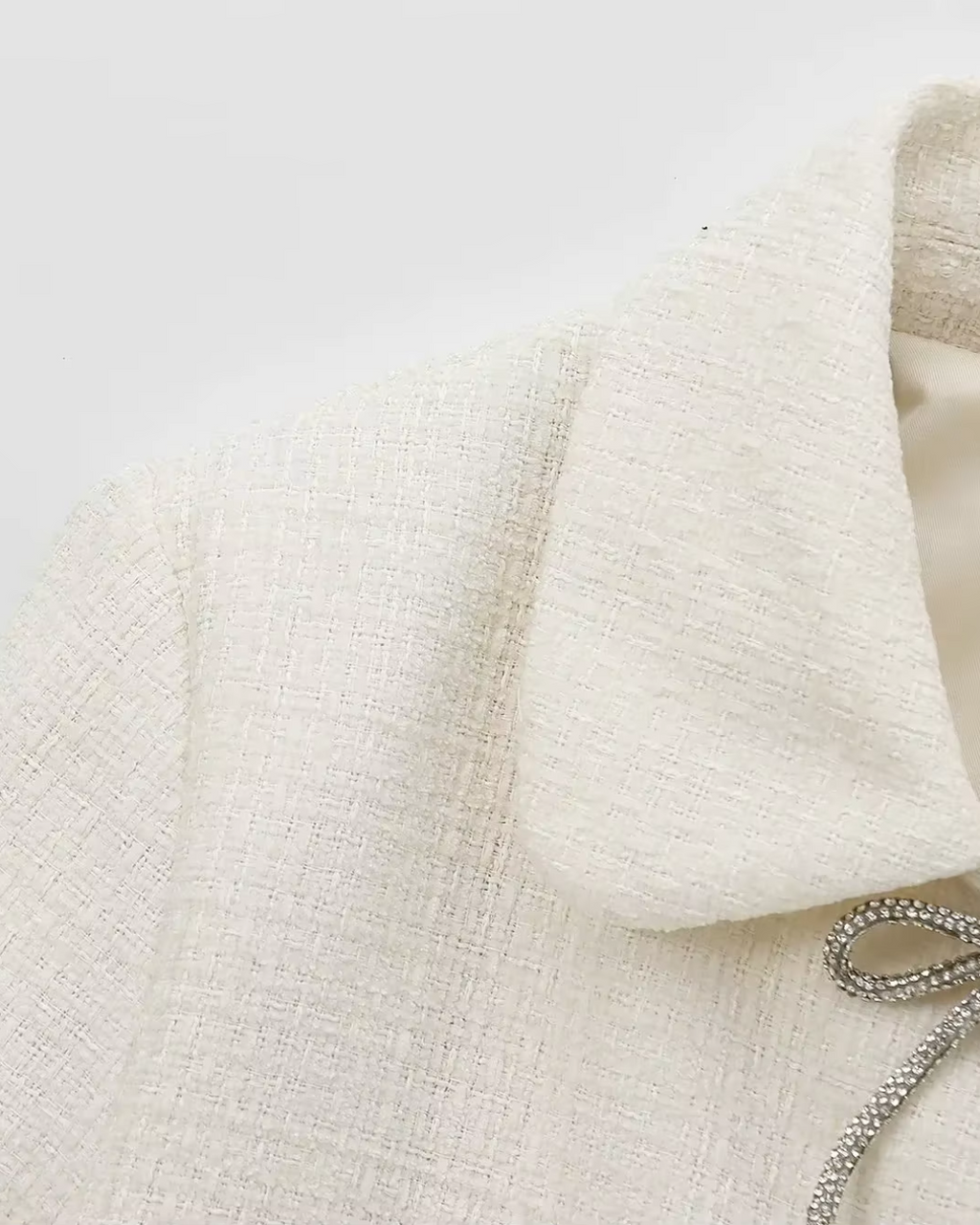 Crème Tweed Jasje Dames – Cropped Jasje met Strikjes & Ronde Kraag