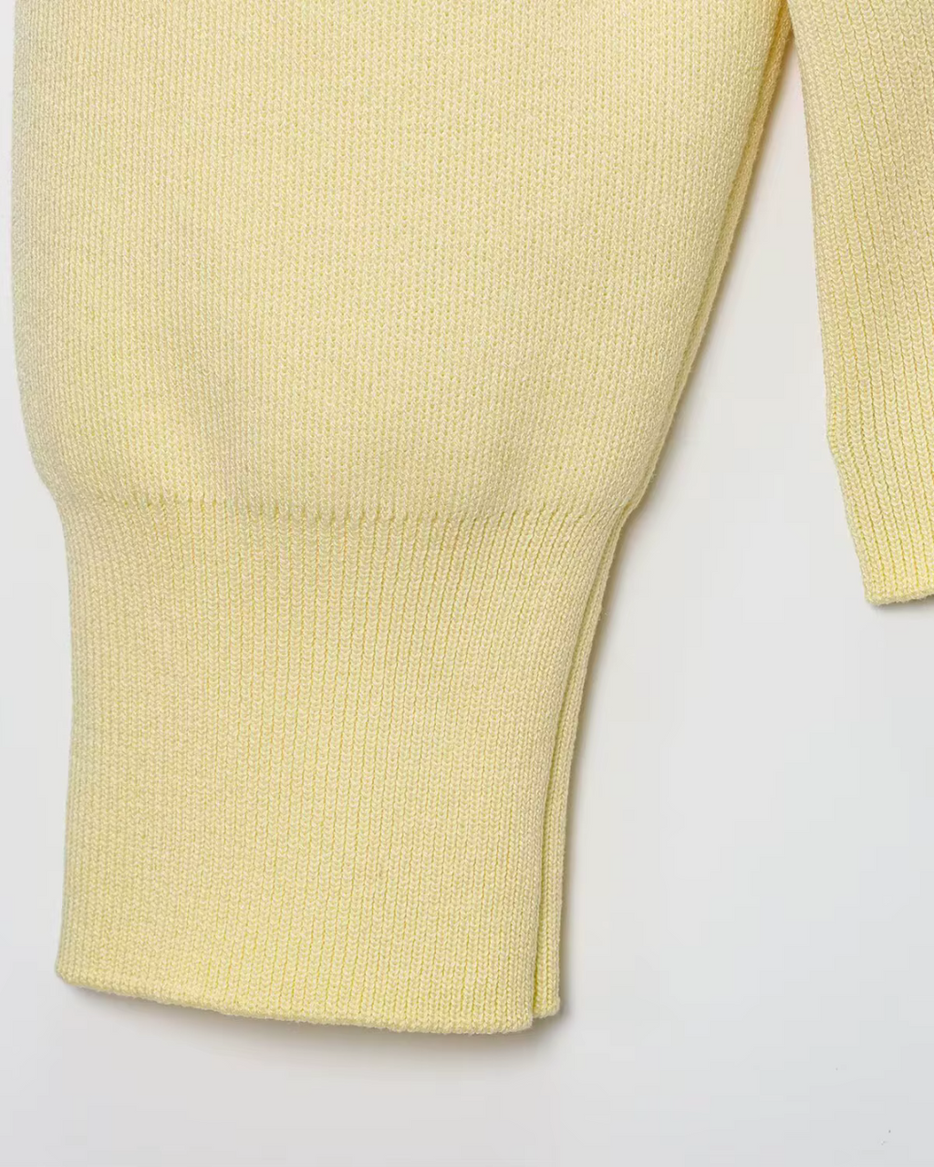 Geel Gebreid Damesvest met Gouden Knoop