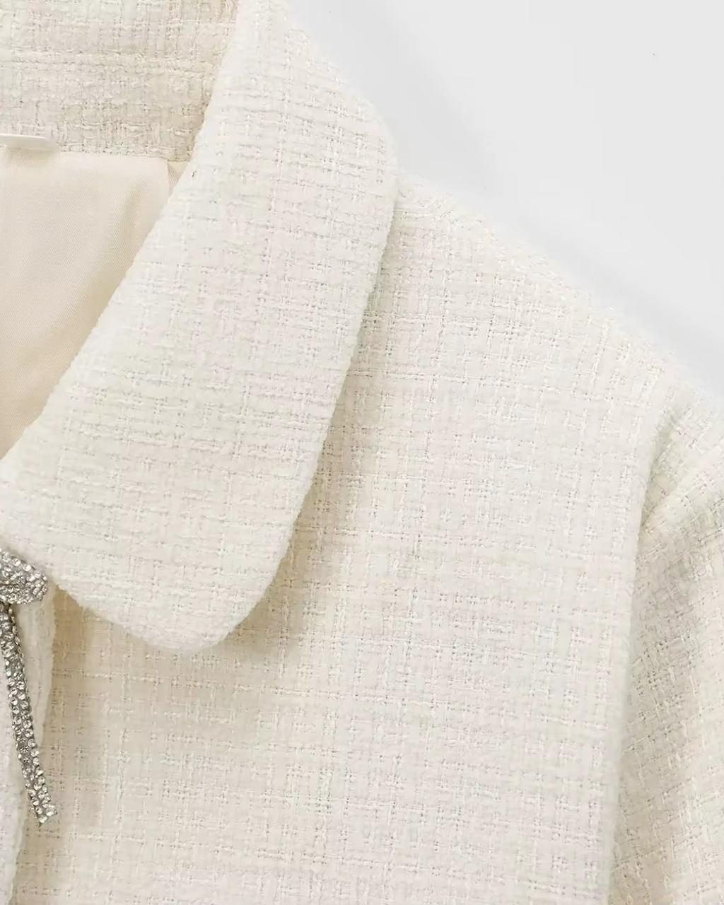 Crème Tweed Jasje Dames – Cropped Jasje met Strikjes & Ronde Kraag