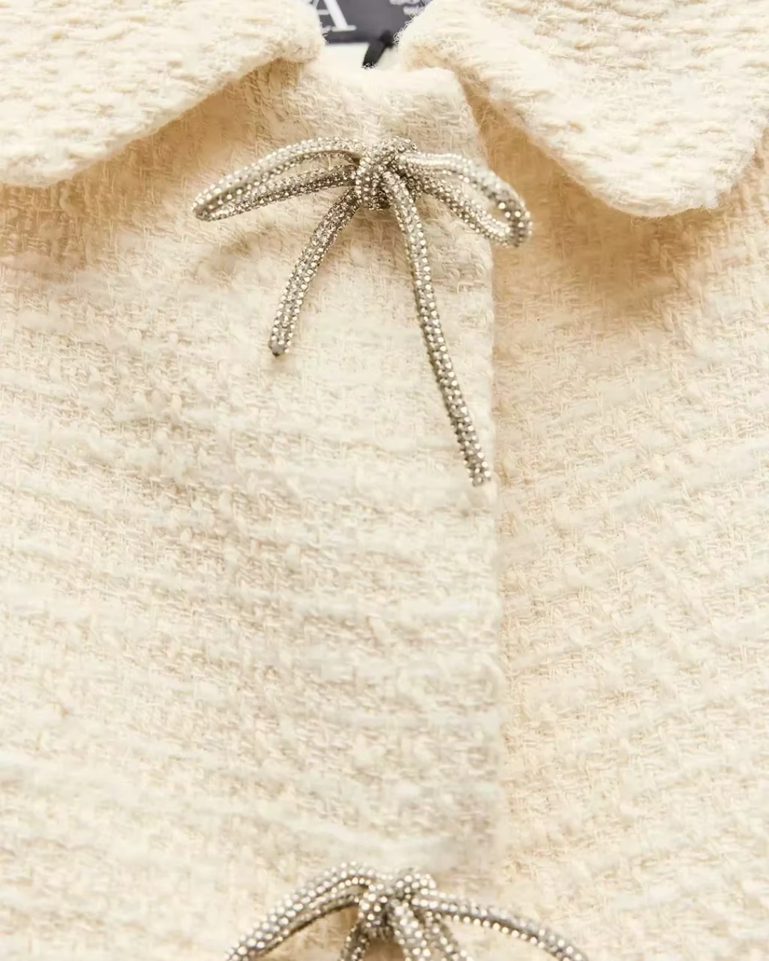 Crème Tweed Jasje Dames – Cropped Jasje met Strikjes & Ronde Kraag